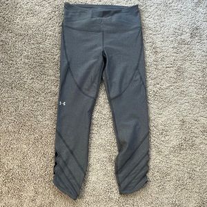 Cropped yoga pants with cutouts